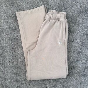 Alo Accolade Straight Leg Sweatpants in Gravel